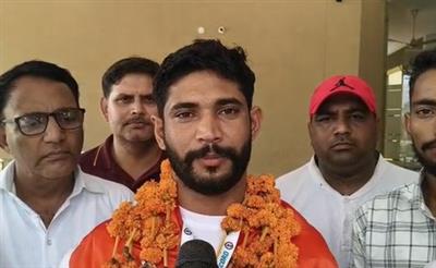गुजरात: 30 वर्षीय संदीप ने 37 घंटे में 20,000 सूर्य नमस्कार करके विश्व रिकॉर्ड बनाया