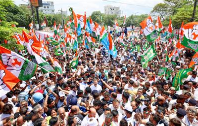 विपक्ष के नेता राहुल गांधी ने कहा कि सरकार बिहार चुनाव 'चुराने' की कोशिश कर रही है