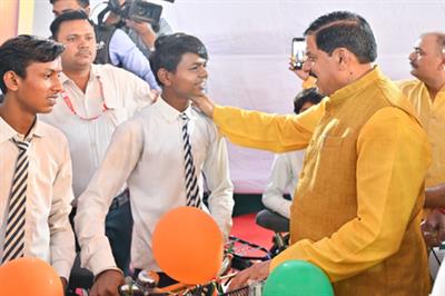 मध्य प्रदेश के मुख्यमंत्री ने मेधावी छात्रों को इलेक्ट्रिक स्कूटी और पूरी मेडिकल शिक्षा का खर्च देने का वादा किया