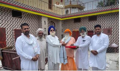 ਗੁਰੂ ਪੂਰਨਿਮਾ ਦੇ ਮੌਕੇ ਤੇ ਮੰਡਲ ਪ੍ਰਧਾਨ ਸੁਭਾਸ਼ ਪੰਡਿਤ ਦੀ ਅਗਵਾਈ ਚ ਭਾਜਪਾ ਵਰਕਰਾਂ ਨੇ  ਧਾਰਮਿਕ ਸ਼ਖਸੀਅਤਾਂ ਨੂੰ ਕੀਤਾ ਸਨਮਾਨਿਤ