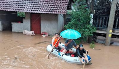 चीन में भारी बारिश के बीच दो लोगों की मौत, 7,200 से ज़्यादा लोगों को निकाला गया