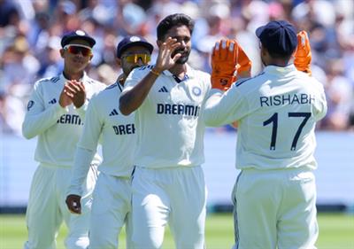 3rd Test: Pant receiving treatment at the moment after being hit on left index finger, says BCCI