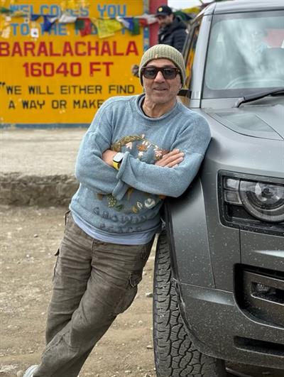 'बॉर्डर 2' की शूटिंग पूरी करने के बाद पहाड़ों में छुट्टियां मनाते हुए सनी देओल ने अपने नए क्लीन-शेव लुक को दिखाया