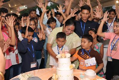 दिल्ली की मुख्यमंत्री रेखा गुप्ता ने दिव्यांग बच्चों के साथ मनाया अपना जन्मदिन
