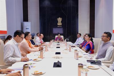 दिल्ली के मुख्यमंत्री ने 1,200 शीर्ष सरकारी छात्रों के लिए मुफ्त लैपटॉप योजना को मंजूरी दी
