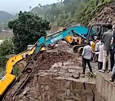 जम्मू-कश्मीर के रियासी में मज़दूरों के तंबू भूस्खलन की चपेट में आने से दो की मौत
