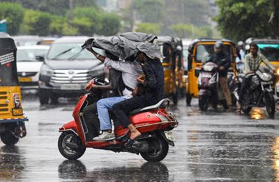 रात भर हुई बारिश से कोलकाता के कई इलाके जलमग्न, अगले 4 दिनों तक बंगाल में भारी बारिश की संभावना