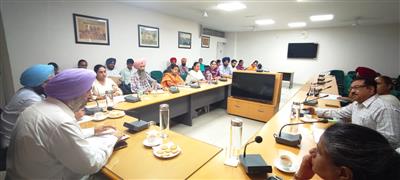 ਸਰਕਾਰੀ ਸਕੂਲਾਂ, ਰਾਸ਼ਨ ਡਿਪੂਆਂ ਤੇ ਆਂਗਣਵਾੜੀ ਕੇਂਦਰਾਂ ਦੇ ਬਾਹਰ ਹੈਲਪਲਾਈਨ ਨੂੰ ਦਰਸਾਉਂਦੇ ਸੂਚਨਾ ਬੋਰਡ ਲਗਾਏ ਜਾਣ: ਜਸਵੀਰ ਸਿੰਘ ਸੇਖੋਂ