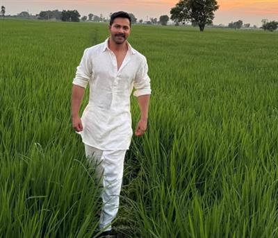 ਵਰੁਣ ਧਵਨ ਨਵੀਨਤਮ ਤਸਵੀਰਾਂ ਵਿੱਚ ਪੰਜਾਬ ਦੇ ਖੇਤਾਂ ਦੀ ਸਾਦਗੀ ਵਿੱਚ ਡੁੱਬਦੇ ਹੋਏ