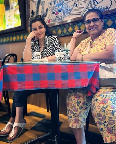 ਟਿਸਕਾ ਚੋਪੜਾ ਆਪਣੀ ਦਿੱਲੀ ਦੀ ਸਹੇਲੀ ਨਾਲ ਦੱਖਣੀ ਮੁੰਬਈ ਦੀਆਂ ਗਲੀਆਂ ਦੀ ਸੈਰ ਕਰਦੀ ਹੈ