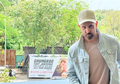 Hrithik Roshan says 'challenge accepted' after Jr NTR brings the war in front of his house