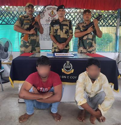 भारत-बांग्लादेश सीमा पर तस्कर गिरफ्तार, 1 करोड़ रुपये मूल्य का सोना ज़ब्त