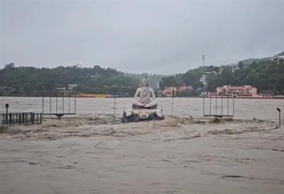 पहाड़ी इलाकों में भारी बारिश जारी रहने के कारण 8 राज्यों की नदियाँ खतरे के निशान से ऊपर बह रही हैं