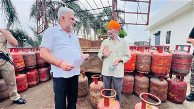 ਖੁਰਾਕ ਤੇ ਸਿਵਲ ਸਪਲਾਈ ਮੰਤਰੀ ਲਾਲ ਚੰਦ ਕਟਾਰੂਚੱਕ ਵੱਲੋਂ ਸਰਹਿੰਦ ਵਿਖੇ ਗੈਸ ਏਜੰਸੀਆਂ 'ਤੇ ਅਚਨਚੇਤ ਛਾਪਾਮਾਰੀ