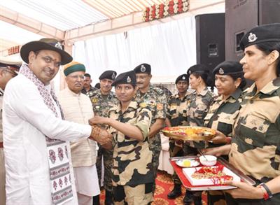 राजस्थान के मुख्यमंत्री ने 79वें स्वतंत्रता दिवस से पहले बीकानेर में बीएसएफ की कोडेवाला चौकी का दौरा किया
