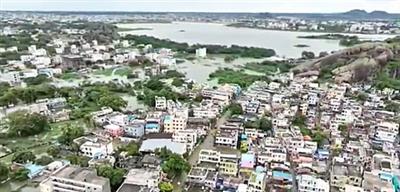 तेलंगाना के कुछ हिस्सों में भारी बारिश के कारण अचानक बाढ़ आ गई