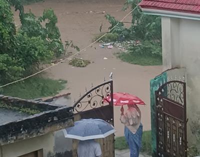 जम्मू-कश्मीर: बाढ़ की स्थिति बिगड़ी, कई इलाके जलमग्न; मोबाइल और इंटरनेट सेवाएँ बाधित
