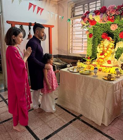 कुणाल और सोहा ने बेटी इनाया के साथ गणेश चतुर्थी समारोह की झलकियाँ साझा कीं