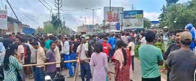 रांची में ट्रक की चपेट में आने से स्कूली छात्रा और उसकी माँ की मौत, स्थानीय लोगों ने विरोध में सड़क जाम किया