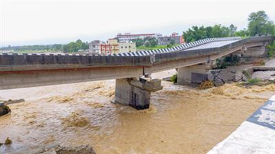 Life remains adversely affected in Jammu division, Jammu-Srinagar highway closed for 5th day, rail traffic completely disrupted