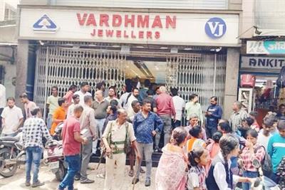 Daring daylight robbery at jewellery shop in Jamshedpur, shop owner brutally attacked