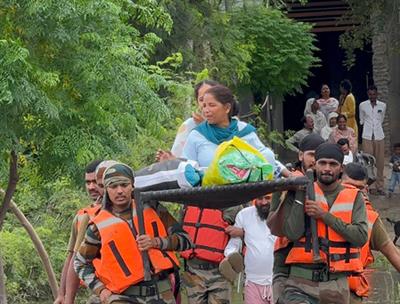 सेना ने अमृतसर बाढ़ में फँसी बिस्तर पर पड़ी महिला को बचाया