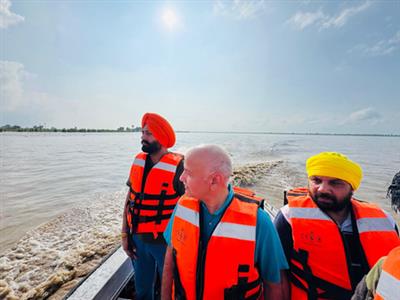 पंजाब के मंत्रियों और सिसोदिया ने ब्यास नदी के किनारे बाढ़ प्रभावित गाँवों का निरीक्षण किया