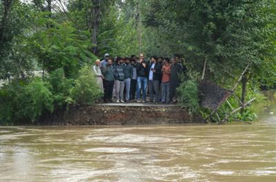 Over 9,500 shifted to safer places after Jhelum breaches embankment at two places in Kashmir