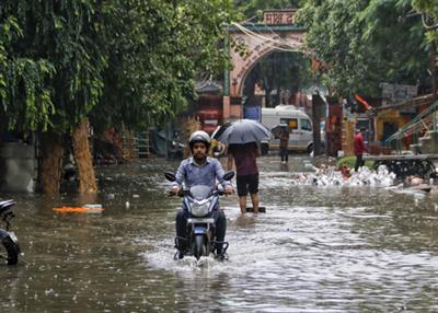 दिल्ली-एनसीआर में बारिश का दौर जारी, आईएमडी ने भारी बारिश की चेतावनी दी; नदियाँ उफान पर