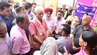 जम्मू-कश्मीर के उपराज्यपाल ने जम्मू में बाढ़ प्रभावित परिवारों के लिए आयोजित विशाल स्वास्थ्य शिविर का दौरा किया