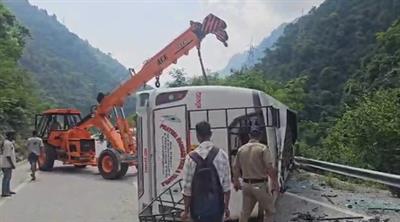 उत्तराखंड में बस पलटने से दो लोगों की मौत