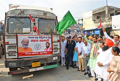 मुख्यमंत्री नायब सिंह सैनी ने पिपली अनाज मंडी से पंजाब के लिए राहत सामग्री से भरे 20 ट्रकों को हरी झंडी दिखाई