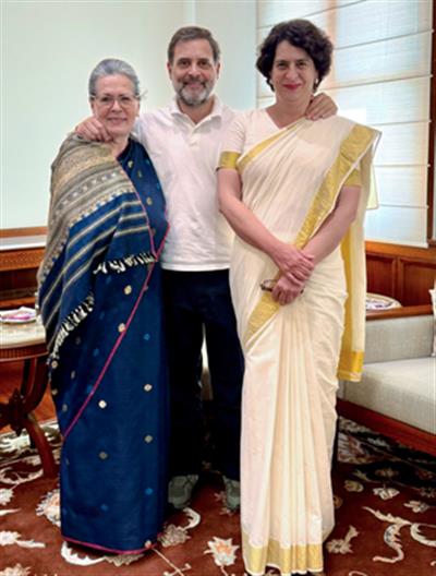 Sonia Gandhi, Rahul, join Priyanka on private visit to Wayanad