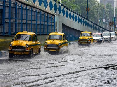 कोलकाता में बारिश का कहर: बिजली के झटके से 7 लोगों की मौत के बाद मेयर ने लोगों से घर पर रहने की अपील की