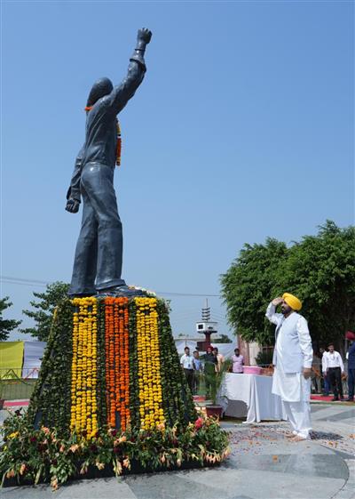 ਪੰਜਾਬ ਦੇ ਮੁੱਖ ਮੰਤਰੀ ਭਗਵੰਤ ਮਾਨ ਨੇ ਭਗਤ ਸਿੰਘ ਨੂੰ ਉਨ੍ਹਾਂ ਦੇ ਜਨਮ ਦਿਵਸ 'ਤੇ ਸ਼ਰਧਾਂਜਲੀ ਭੇਟ ਕੀਤੀ
