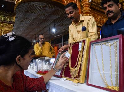 Gold reaches record high, poised for best month in 14 years