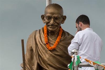 राहुल और प्रियंका गांधी ने महात्मा गांधी और लाल बहादुर शास्त्री को श्रद्धांजलि दी