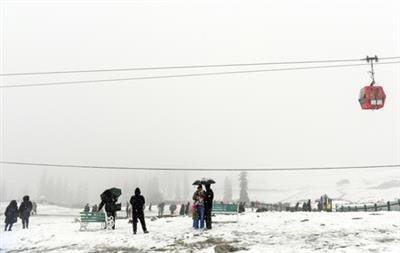 Snowfall, landslides close Srinagar-Jammu, Srinagar-Leh and Mughal Road in J&K