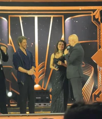 SRK, काजोल, अनुपम खेर फिल्मफेयर में फिर से दिखे, DDLJ का जादू फिर से जगाया