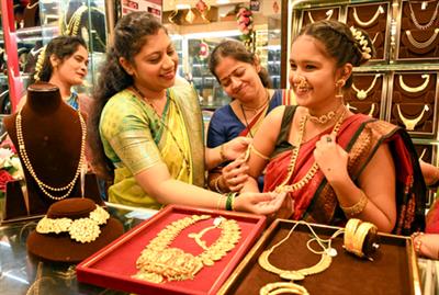 धनतेरस पर ज़बरदस्त त्यौहारी माँग के बीच सोने की कीमतें नई ऊँचाई पर