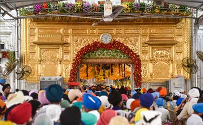 बंदी छोड़ दिवस पर स्वर्ण मंदिर में उमड़ा श्रद्धालुओं का सैलाब