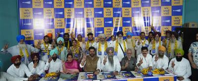 तरनतारन उपचुनाव से पहले 'आप' को मिला बड़ा बल, प्रमुख पूर्व सैनिक, कांग्रेसी और अकाली नेता 'आप' में हुए शामिल