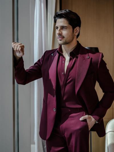 Sidharth Malhotra ‘suits up’ in style and owns every bit of his Manish Malhotra look