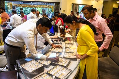 Gold records 2nd weekly loss amid hopes of US trade deals with India, China