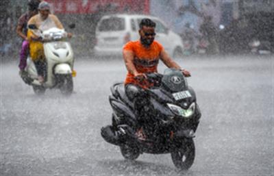 Unseasonal rains disrupt daily life across Gujarat, climate change evident in weather pattern