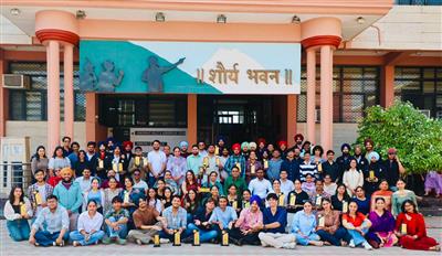 डी.ए.वी. कॉलेज, सेक्टर–10, चंडीगढ़ ने पी.यू. जोनल यूथ एवं हेरिटेज फेस्टिवल 2025 में गौरवपूर्ण उपलब्धि हासिल करते हुए ‘ओवरऑल फर्स्ट रनर-अप ट्रॉफी’ जीती