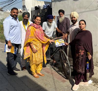 ‘AAP’ Women Wing President Dr. Amandeep Kaur Arora campaigns door-to-door in support of Harmeet Sandhu