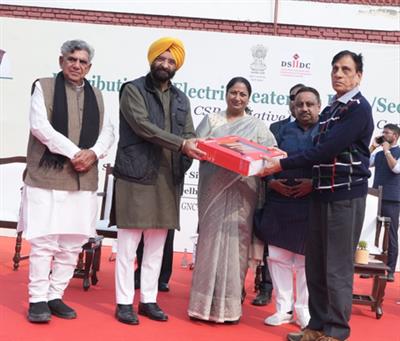 वायु प्रदूषण: दिल्ली के मुख्यमंत्री ने RWA चौकीदारों को 10,000 हीटर बांटने का अभियान शुरू किया