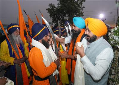 नगर कीर्तन के साथ संगतों का विशाल इक्ट्ठ श्री आनंदपुर साहिब में पहुंचा