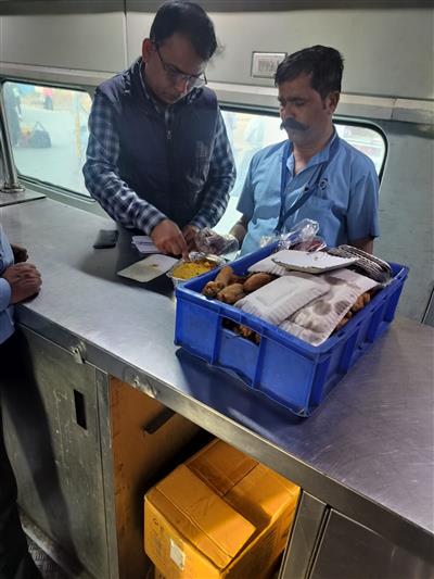 ਰੇਲ ਗੱਡੀਆਂ ਵਿੱਚ ਯਾਤਰੀਆਂ ਨੂੰ ਦਿੱਤੀਆਂ ਜਾ ਰਹੀਆਂ ਖਾਣ ਪੀਣ ਦੀਆਂ ਵਸਤਾਂ ਦੀ ਕੀਤੀ ਚੈਕਿੰਗ 